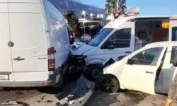 Bir ambulans ile 4 aracın karıştığı kazada 1 kişi yaralandı!