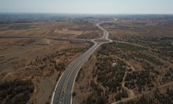 Lefkoşa-Gazimağusa ana yolunda yol çizgileri yenileme çalışması başlatıldı