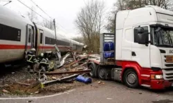 Almanya’da yolcu treni TIR ile çarpıştı: 1 ölü, 25 yaralı