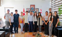 Erasmus kapsamında ülkede bulunan öğrenciler Gazimağusa Belediyesi'ni ziyaret etti