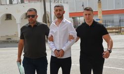 Bıçaklamaya çalıştığı kadını çantası kurtardı