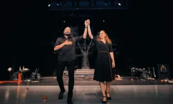 Kıbrıs Tiyatro Festivali kapsamında “Aşk Biter mi?” oyunu KÜKOM’da sahnelendi