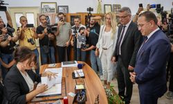 Erhürman yüzlerce kişiyle yürüdü, başvurusunu yaptı  “Bugün, yeni bir dönemin başlangıç günüdür; hepimize hayırlı olsun”