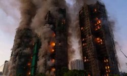 Hong Kong’da Kâbus Gibi Gece: Yedi Kuleyi Saran Yangında 65 Ölü, 279 Kayıp