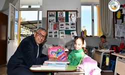 Başkan Latif yeni yıl öncesi bölgedeki çocuklara hediyeler dağıttı!