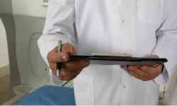 Mağusa’da tanınmış doktor "cinsel saldırı" ithamıyla yargılandı; teminata bağlandı