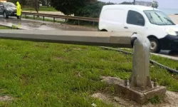 İskele’de şiddetli rüzgar ağaç ve aydınlatma direklerini devirdi