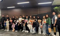 KKTC atletizm milli takımı, Bursa başarılarıyla Ercan Havalimanı’nda coşkuyla karşılandı