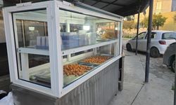 Gazimağusa Belediyesi seyyar tezgâhlarda lokma üretimi ve satışı yapan esnafı denetledi