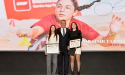 Erhürman, Milli Badminton oyuncusu Nehir Deniz için düzenlenen törene katıldı