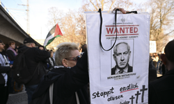 İsrail Başbakanı Netanyahu'nun uçağının Berlin'de koruma altına alınması protesto edildi