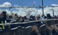 Meclis önünde kritik anlar: Eylemciler güvenlik önlemlerini aştı