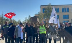 Meclis’te sembolik eylem: Hükümetin tabutu kaldırıldı