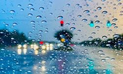 Lefkoşa-Gazimağusa ana yolu üzerinde sağanak yağmur var, görüş mesafesi azaldı