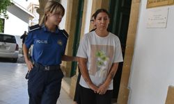 Yatakta iç çamaşırı gördü, evi ateşe verdi