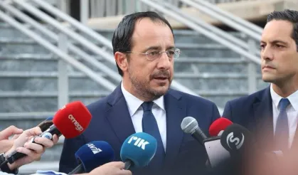 Nikos Hristodulidis'e gayriresmi konferansta eşlik edecek isimler belli oldu