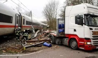 Almanya’da yolcu treni TIR ile çarpıştı: 1 ölü, 25 yaralı