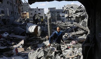 İsrail'in Gazze'de iki evi bombalaması sonucu 10 Filistinli hayatını kaybetti