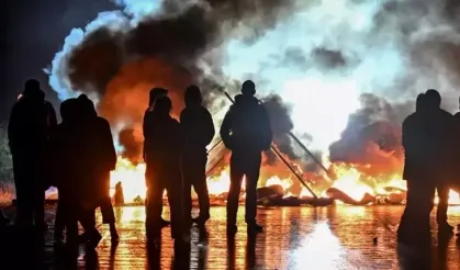 Fransa'da yüz binlerden "Macron istifa" protestosu