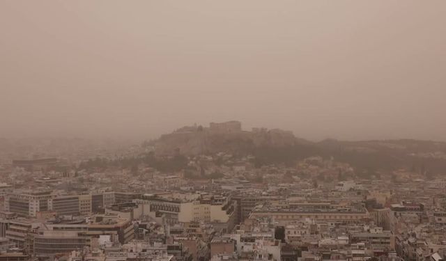 Atina dahil Yunanistan'ın birçok kentinde "Büyük Sahra tozu" görüldü