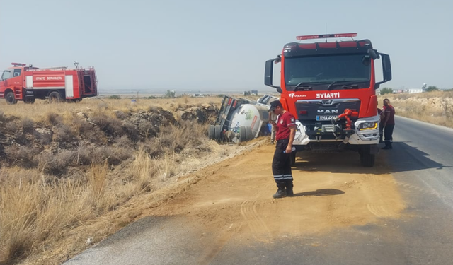 İskele-Ercan ana yolunda akaryakıt yüklü tanker devrildi