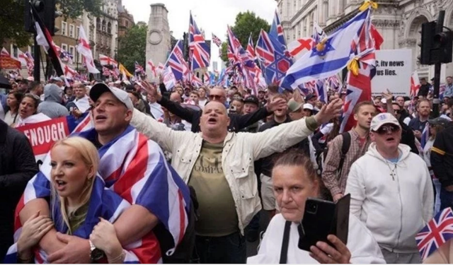 Londra'da aşırı sağcı protestocular polisle çatıştı