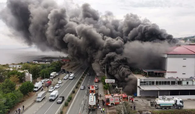 Trabzon'da AVM'de yangın: Gökyüzünü siyah duman kapladı