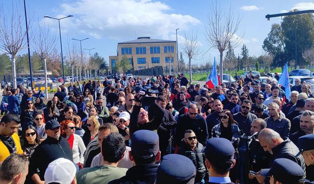 Sendikalar, fiber optik protokolüne karşı Meclis önünde eylem yapıyor