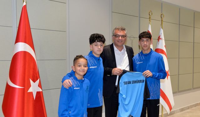 Cumhurbaşkanı Erhürman Perçinci Futbol Okulu’ndan sporcu, yönetici ve aileleri kabul etti