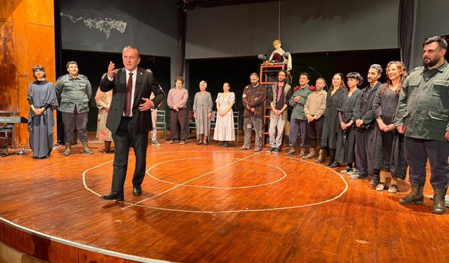 “Kafkas Tebeşir Dairesi" oyunu cuma akşamları Lefkoşa AKM'de sahnelenmeye devam edecek
