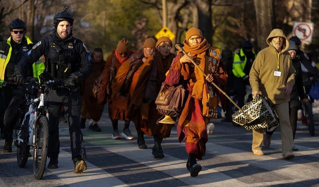 Buddist rahiplerin 108 günlük 'Barış Yürüyüşü' Washington’da sona erdi