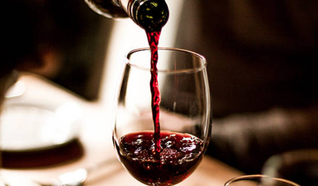 Araştırma: Şarap içenlerde, diğer alkollü içki tüketicilerine göre kalp hastalığı riski daha düşük