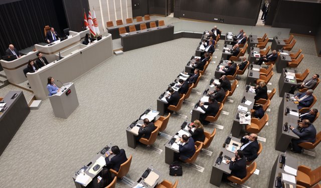 Cumhuriyet Meclisi pazartesi gününe ertelendi