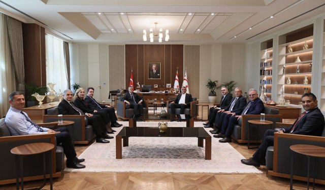 Cumhurbaşkanı Tufan Erhürman, Bankalar Birliği Başkanı Olgun Önal ve yönetim kurulu üyelerini kabul ederek görüştü