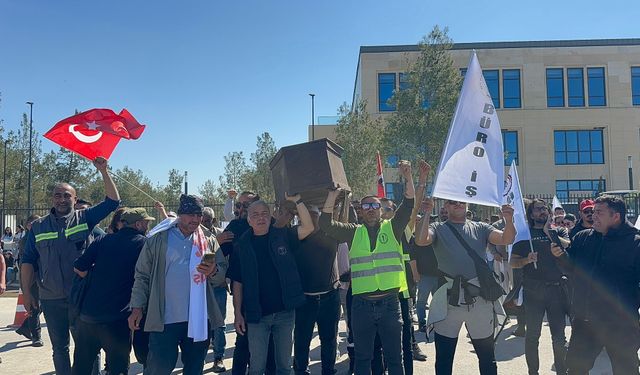 Meclis’te sembolik eylem: Hükümetin tabutu kaldırıldı