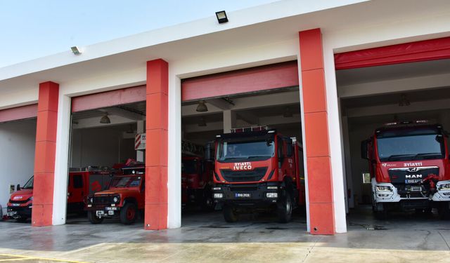 Dört bölgede yangın: Araç, ev ve ağaçlar zarar gördü