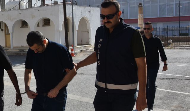 333 bin TL ve 4 bin 400 doları zimmetine geçirdiği iddiasıyla tutuklandı