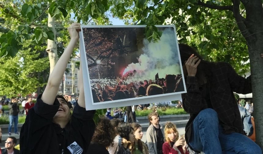 ‘12 Barikat’ sergisine polis engeli: 17 eser gözaltında