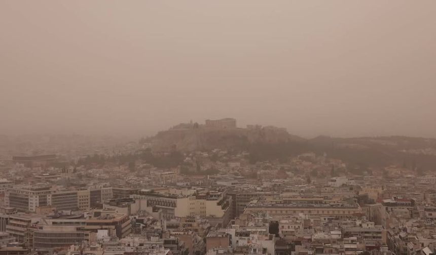Atina dahil Yunanistan'ın birçok kentinde "Büyük Sahra tozu" görüldü