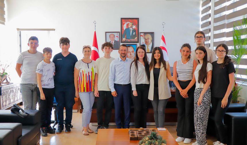 Erasmus kapsamında ülkede bulunan öğrenciler Gazimağusa Belediyesi'ni ziyaret etti