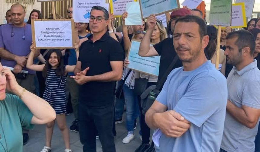 Kimliksizler Derneği’nden Güney Lefkoşa’da Toplu Vatandaşlık Başvurusu Eylemi