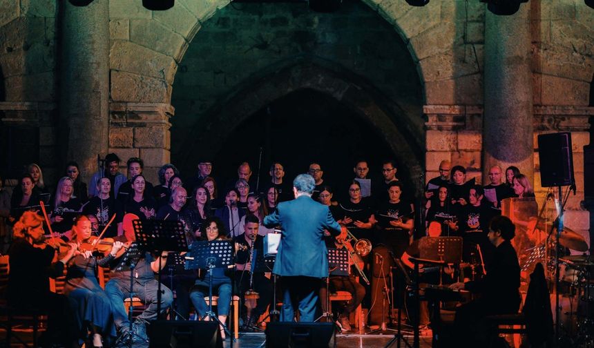 Mağusa Kent Orkestrası, efsanelerin şarkılarını seslendirdi