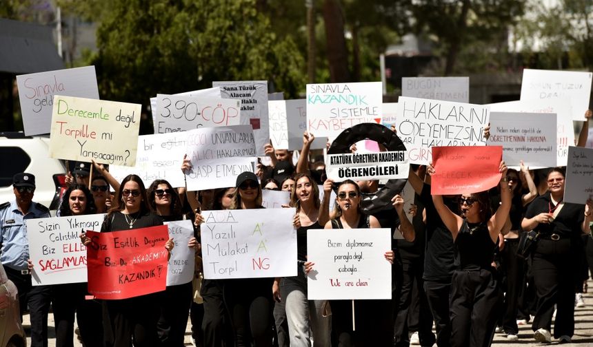Atatürk Öğretmen Akademisi öğrencileri değiştirilen öğretmenlik sınav tüzüğünün geri çekilmesini istedi