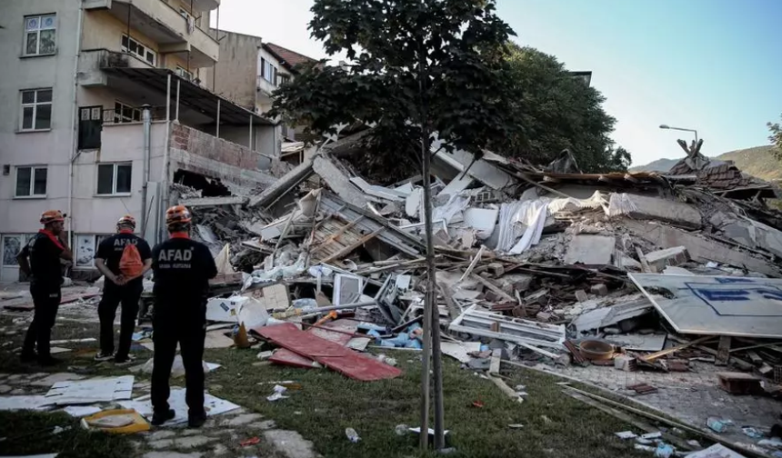 Son dakika... Balıkesir'deki 6.1'lik deprem: 1 kişi hayatını kaybetti, 29 kişi yaralandı! Bölge havadan görüntülendi