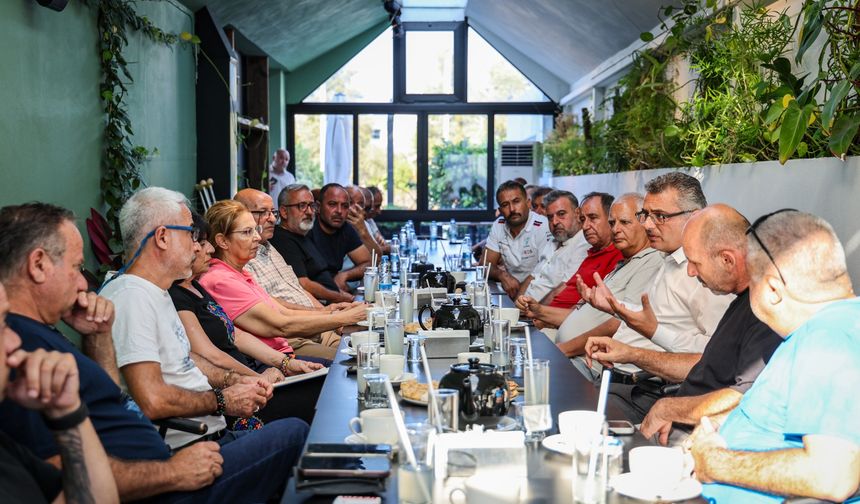 Erhürman, Gazimağusa’da esnafla buluştu