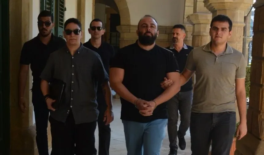 Hastaneden yüklü miktarda para çalmakla itham edilen zanlı mahkemeye çıkarıldı