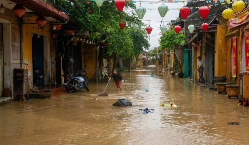Vietnam'da şiddetli yağışların neden olduğu sellerde 55 kişi hayatını kaybetti