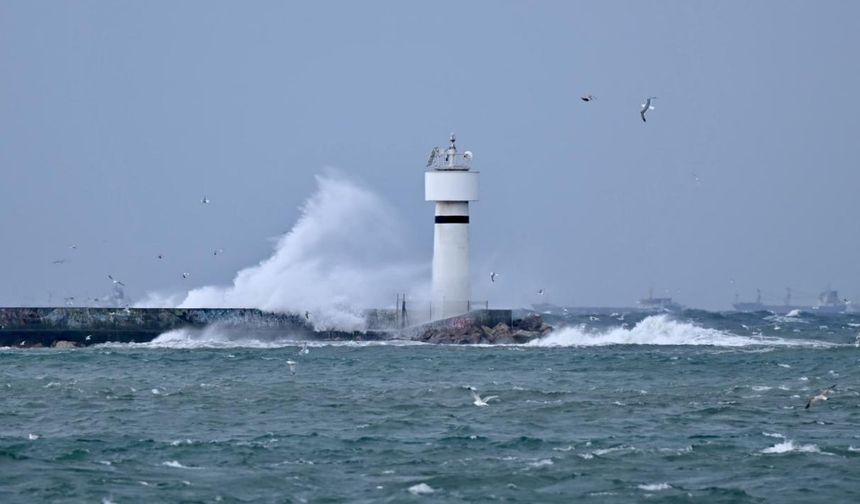 İstanbul'da fırtına etkisini sürdürüyor