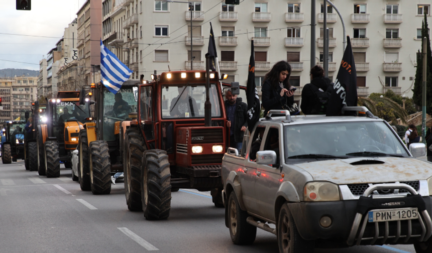 Atina'da çiftçiler, traktörleriyle gösteri düzenledi
