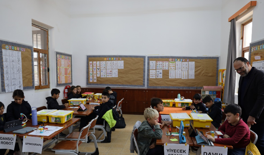 Sadıkoğlu, Şehit İlker Karter İlkokulu öğrencilerinin Lego Spike setleri ile geliştirdikleri projeleri inceledi